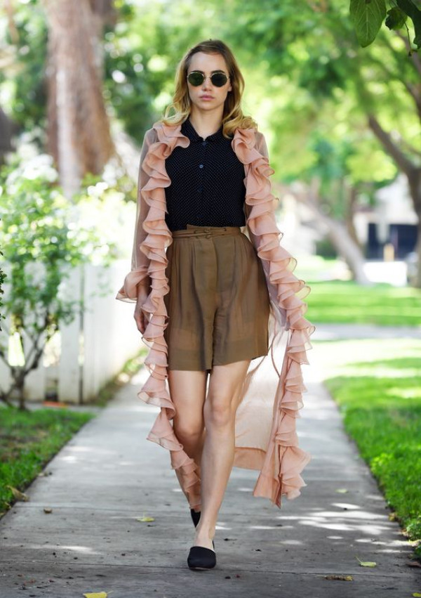 Suki Waterhouse Hiding Her Feet