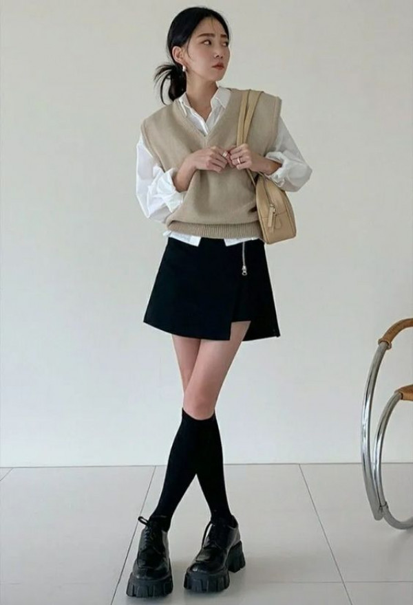 fashion model, louis vuitton pochette métis monogram, autumn fashion, tomboy fashion, korean fashion, school uniform