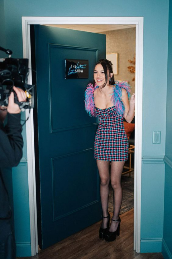 Olivia Rodrigo Flaunting Her Sexy Legs And Feet