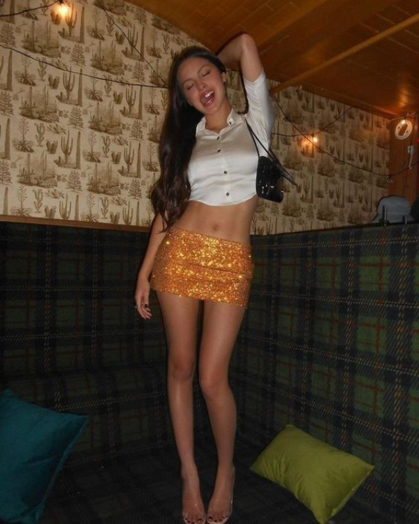Olivia Rodrigo Flaunts Her Sexy Toned Legs And Feet