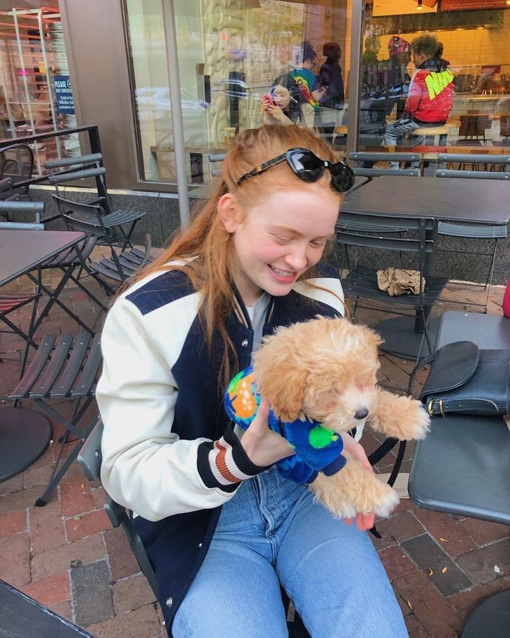 Sadie Sink Hot and Sexy Pict With Puppy