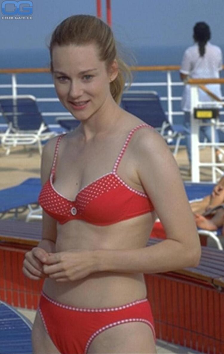 Laura Linney's in Bikni